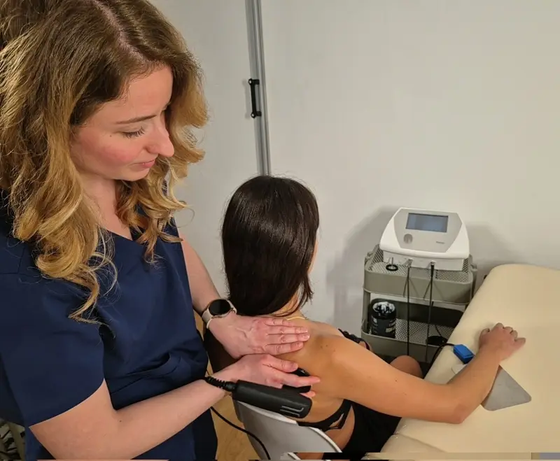 la fisioterapista sta effettuando una tecarterapia alla spalla destra della paziente